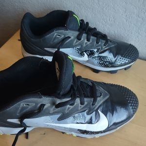 Boys Sz 6, FB or BB cleats